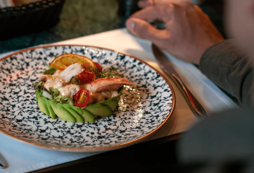 Saveurs méditerranéennes, vue sur l’Atlantique et le plaisir simple de bien manger.