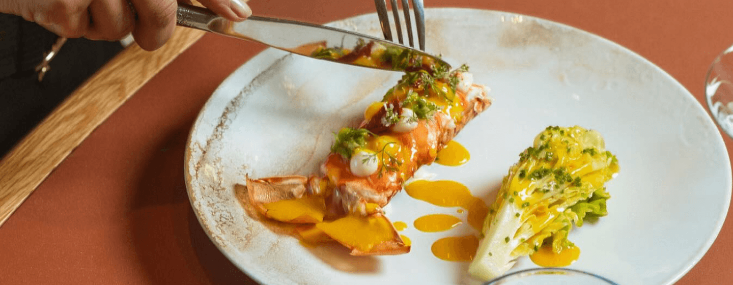 Repas élégants tout au long de la journée face à l’Atlantique, où chaque assiette est pensée pour nourrir le corps et inspirer l’esprit.